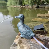 Wasserspeier Solar mit Pumpe – Teichfigur mit Solarpumpe & Wasserspiel – Gartendeko aus Polyresin in Bronze-Optik – Solarbrunnen für Gartenteich & Wasserlauf (Ente 26,5x16,5x29,5 cm)