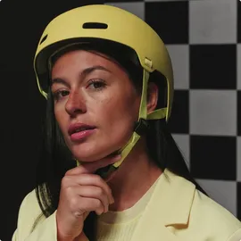 ABUS Fahrradhelm XOXO - Cityhelm im Skater-Look - Helm für Skateboard, Fahrrad, Scooter - mit optimiertem Kinnpolster - für Jugendliche und Erwachsene - Größe S, Mono gelb