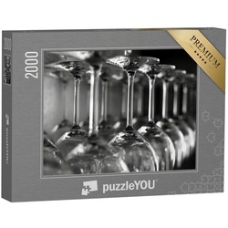 puzzleYOU Puzzle Weingläser in einer perfekten Reihe, schwarz-weiß, 2000 Puzzleteile, puzzleYOU-Kollektionen Fotokunst