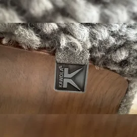 KAWOLA Relaxsessel SILVA Drehsessel Schaffell hellgrau mit Hocker