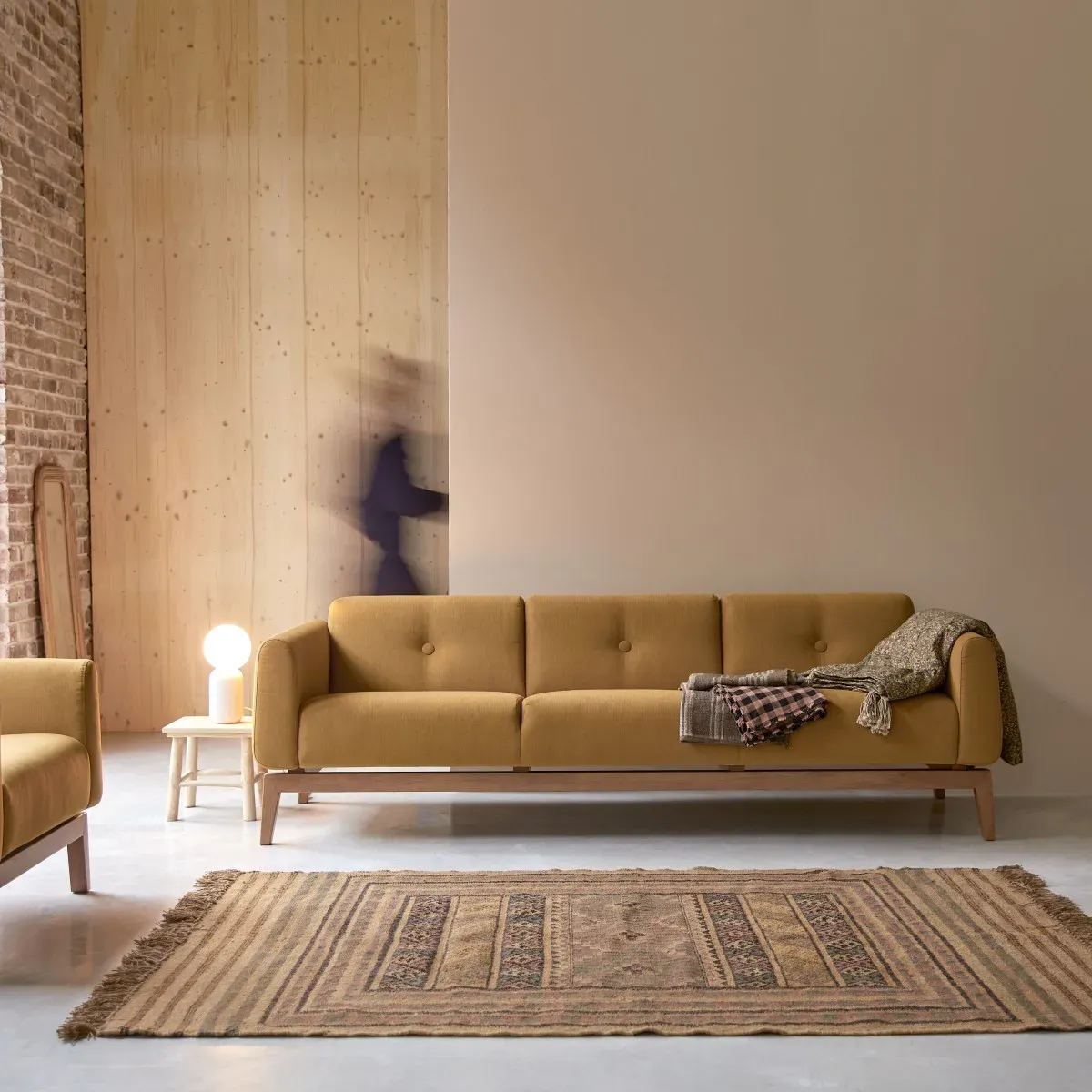 3-Sitzer-Sofa Bjorn mit massivem Eichenholzgestell und senffarbenem Stoffbezug ,3-Sitzer