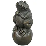 Bronzeskulpturen Skulptur Bronzefigur Frosch auf Kugel sitzend Wasserspeier braun