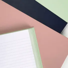 Milan MILAN® Packung mit 4 Notizbüchern A4, Hardcover, liniertes Papier (7 mm), 120 Blatt à 95 g/m2, Gummi-Kollektion 430