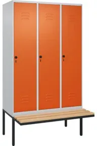 C+P Spind Classic PLUS, Bank, 3 Abteile, 2120x1200x815mm, 7035/2004 Verschluss Sicherheits-Drehriegel 4 Garderobenhaken Trennwand mittig  Sitzbanktyp auskragend