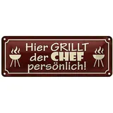 Roomando Blechschild 27x10cm gewölbt Hier grillt der Chef persönlich Grill grillen Sprüche Deko Geschenk Schild