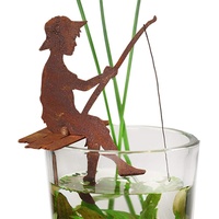 Dekofigur Kleiner Angler Finn auf dem Steg sitzend im Rost Design, Rostfigur für den Garten, Gartendeko, Teichdeko, Metalldeko