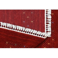 Moderner Teppich Lorry Buff GABBEH Home & Living 200 x 140 cm aus pflanzlicher Wolle in Rot. Ideal für Jede Art von Umgebung: Küche, Bad, Wohnzimmer, Schlafzimmer