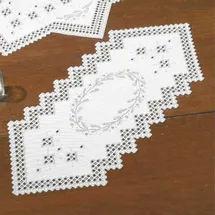 Permin Hardanger Tischläufer Stickpackung Hardanger Kranz Zählmuster