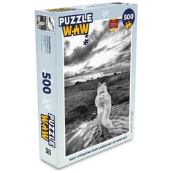 MuchoWow Puzzle Wolf mit Blick auf die Landschaft in Schwarz und Weiß, 500 Puzzleteile, Foto-Puzzle, Bilderrätsel, Puzzlespiele, Spielzeug bunt