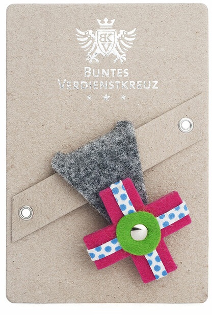 Anstecker Buntes Verdienstkreuz vonbox grau/pink, Designer Ilja Oelschlägel, 7.5x5.5x0.8 cm
