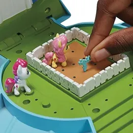 Hasbro My Little Pony Mini World Magic Mini-Kristallspielhaus, Spielset mit 5 Sammelfiguren, 3 cm