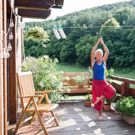 Relaxdays Wäscheleine ausziehbar automatisches Rollsystem 12 m Trockenlänge Kunststoff Metallarm, weiß