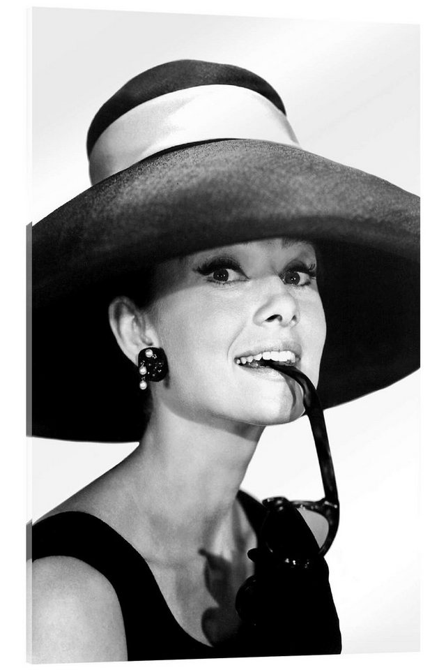 Posterlounge Acrylglasbild Celebrity Collection, Audrey Hepburn im Sommeroutfit, Wohnzimmer Fotografie schwarz 20 cm x 30 cm
