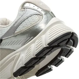 Nike V5 RNR Sneaker Damen summit white/lt orewood brn-sail-black 36