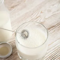 FACKELMANN Milchschäumer elektrisch für Latte Macchiato Milchaufschäumer