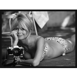 ANY IMAGE Digitaldruck »Brigitte Bardot mit Fotokamera«, Rahmen: Buchenholz, Schwarz
