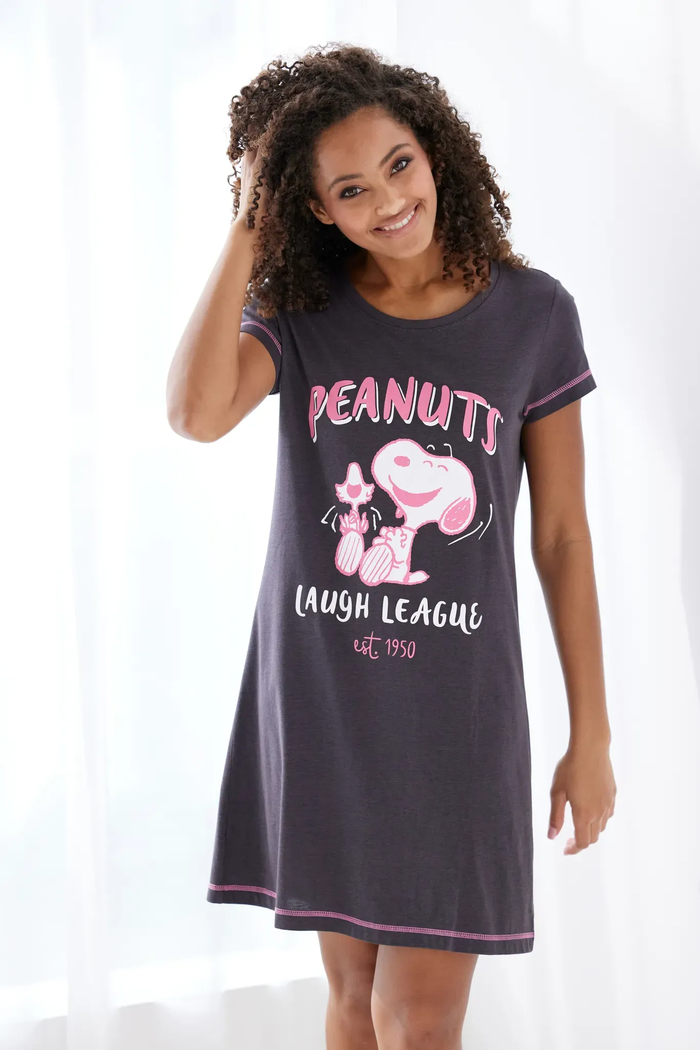 Nachthemd PEANUTS, Damen, Gr. 36/38, N-Gr, grau (dunkelgrau, pink gedruckt), Single Jersey, Obermaterial: 100% Baumwolle, bedruckt, unifarben, Basic kurz, Rundhals, eingesetzt abgesteppte Kante kontrastfarben, Kleider Nachthemd, mit Snoopy Druck