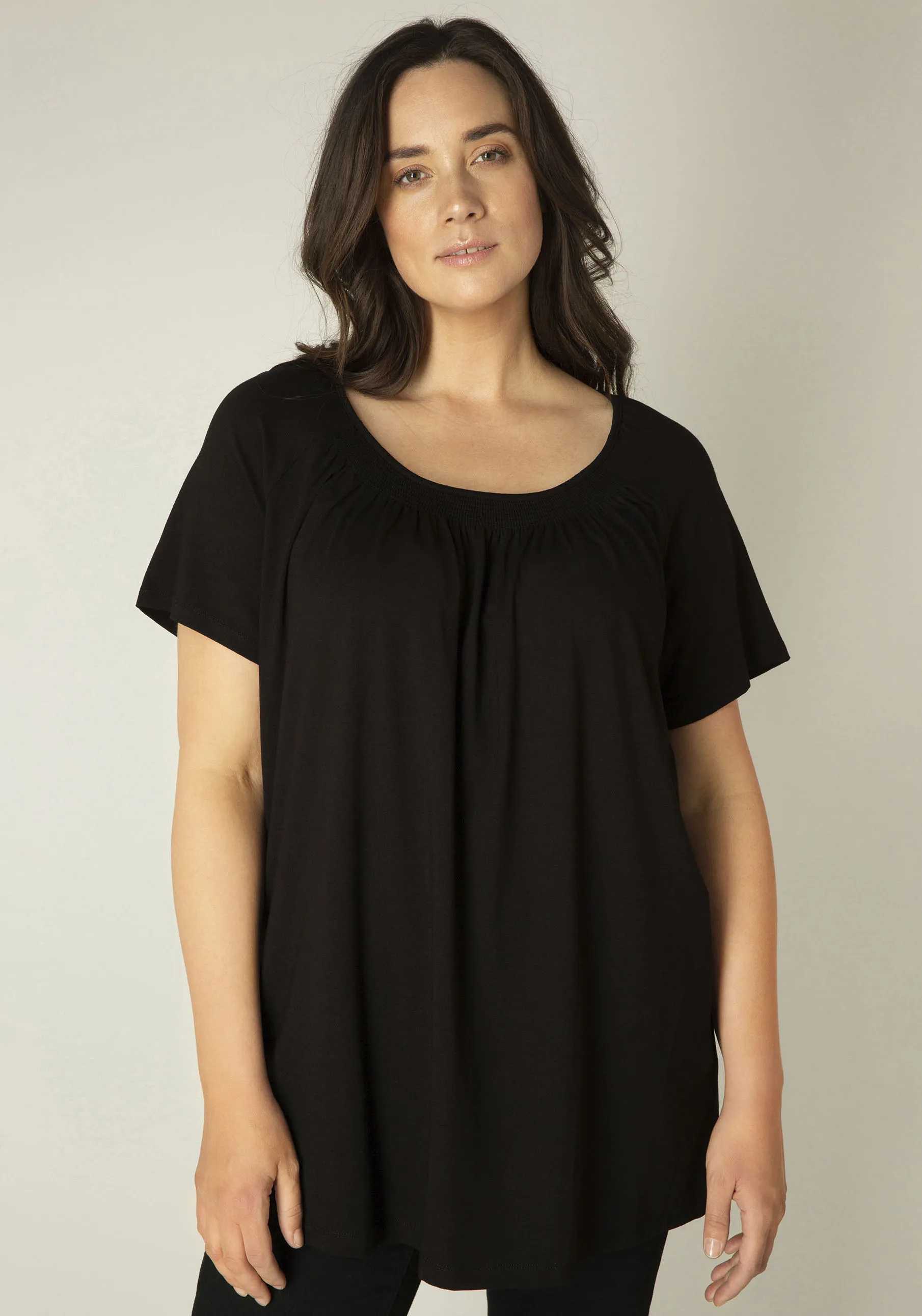 Base Level Curvy T-Shirt »Yokia«, In formstabiler Baumwoll-Mischqualität Base Level Curvy black 44