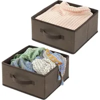 mDesign Aufbewahrungskorb aus Kunstfaser (2 Stück) - Aufbewahrungskorb für Schrank - Stoffbox mit Griff und offenem Design für Kleidung, Decken und mehr - Braun
