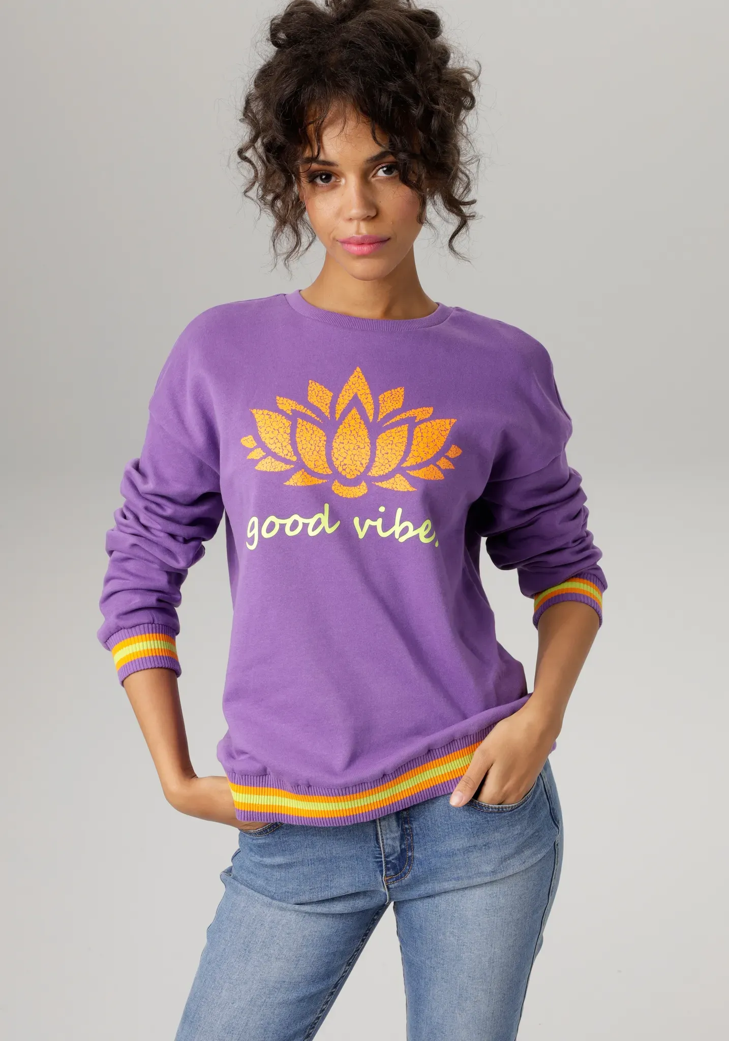 Sweatshirt ANISTON CASUAL, Damen, Gr. 38, bunt (lila, orange, limette), angeraute Sweatware, Obermaterial: 100% Baumwolle, bedruckt, gestreift, lässig geschnitten hüftbedeckend, Rundhals, Rippstrickbündchen, Sweatshirts Sweatshirt, Frontdruck mit abstrakter Seerose und Schriftzug