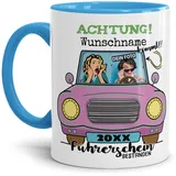 Tassendruck Fototasse selbst gestalten mit Name, Jahr und Foto - Rosa - Personalisierte Foto-Geschenke zur bestandenen Führerscheinprüfung | Personalisiertes Geschenk, 300ml, Innen & Henkel Hellblau