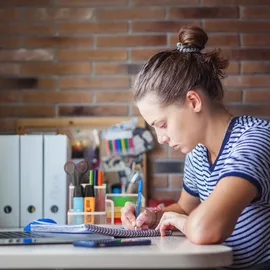 Relaxdays Schreibtisch-Organizer, 3 Fächer, Mesh-Design, HxBxT: 10 x 18,5 x 9,5 cm, Zettelbox mit Stiftehalter, weiß