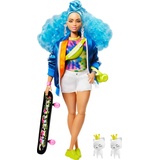 Barbie Extra mit blauen Haaren und Skateboard