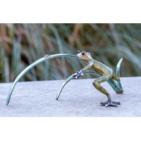 IDYL Dekofigur IDYL Bronze-Skulptur Frosch mit Marienkäfer auf einem Ast, Bronze – sehr robust – Langlebig – witterungsbeständig gegen Frost, Regen und UV-Strahlung. Die Modelle werden in Wachsausschmelzverfahren in Bronze gegossen und von Hand patiniert.