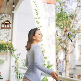 Relaxdays Vogelfutterhaus Holz, mit Rinde und Moos, zum Hängen, Hbt: 19x21x23 cm, Futterspender Kleinvögel, Natur