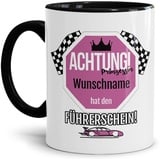 Tassendruck Tasse zum Führerschein mit Name Personalisieren - Achtung! Prinzessin Name hat den Führerschein! - Tassen Bedrucken, Führerscheinprüfung bestanden | 300ml, Innen & Henkel Schwarz