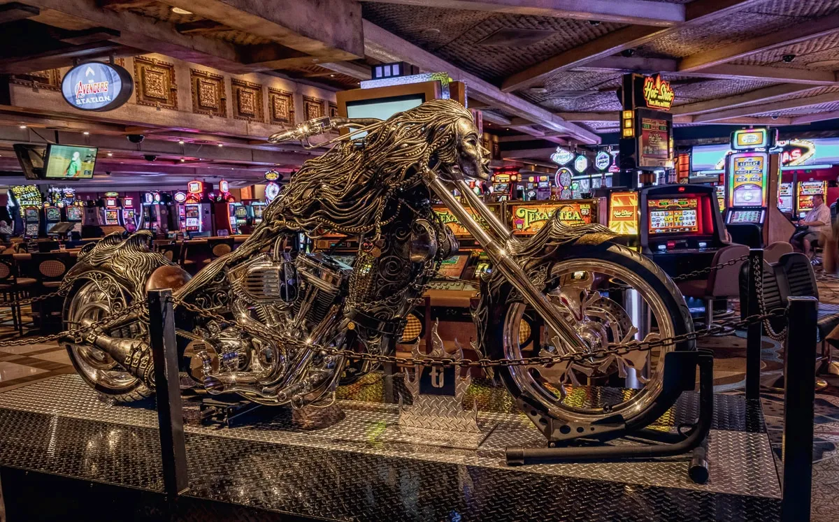 PAPERMOON Fototapete "OLDTIMER MOTORRAD-TUNING CASINO LAS VEGAS SLOTMASCHINEN" Tapeten Gr. B/L: 4,00 m x 2,60 m, Bahnen: 8 St., bunt Fototapeten