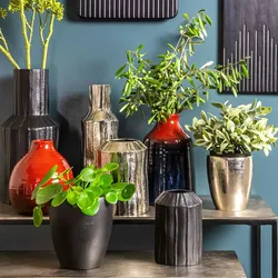 Vase in Schwarz Cône 14.5 cm - Rund Metall Table Passion