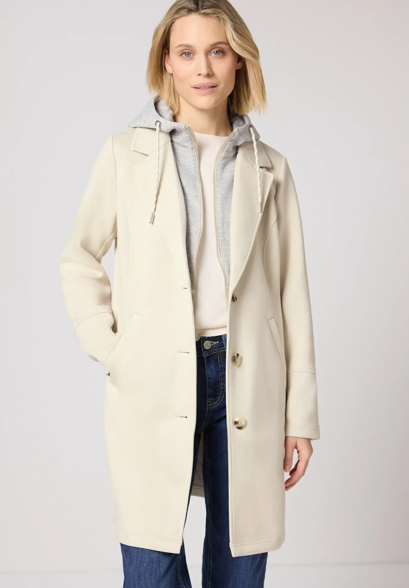 Outdoorjacke STREET ONE, Damen, Gr. 36, powder beige, Stoff, Obermaterial: 62% Polyester, 34% Viskose, 4% Elasthan. Obermaterial 2: 62% Polyester, 34% Viskose, 4% Elasthan. Futter: 100% Polyester, unifarben, comfort fit knielang, ohne Ausschnitt, abgesteppt, Jacken Outdoorjacke, mit Reverskragen