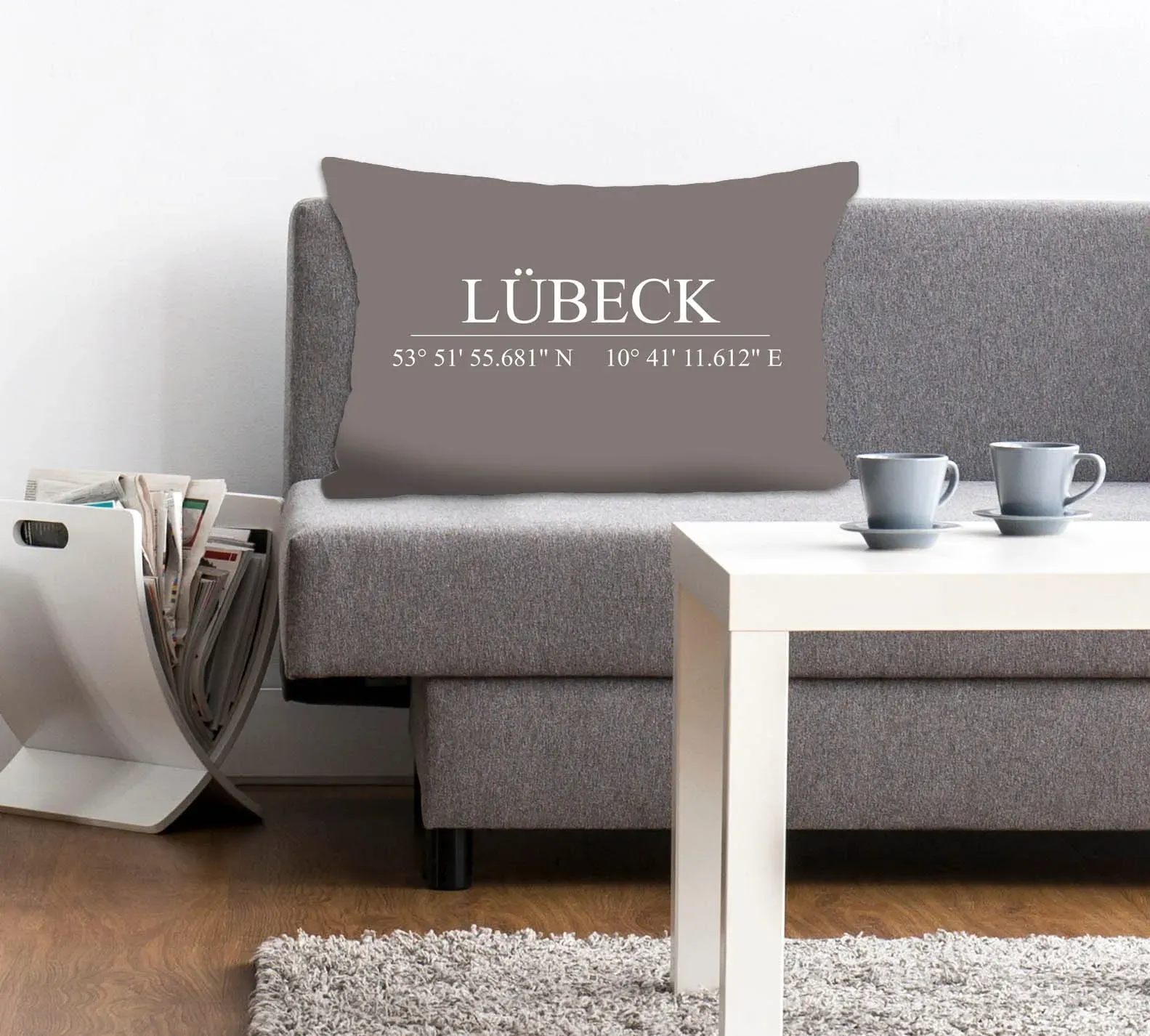 Dekokissen QUEENCE "Lübeck", grau (grau, bedruckt), B:40cm L:60cm, Polyester, Dekokissen_Sitzkissen_Kissenhüllen, Kissenhülle,Türkiser Hintergrund,Lübeck Schriftzug,Koordinaten