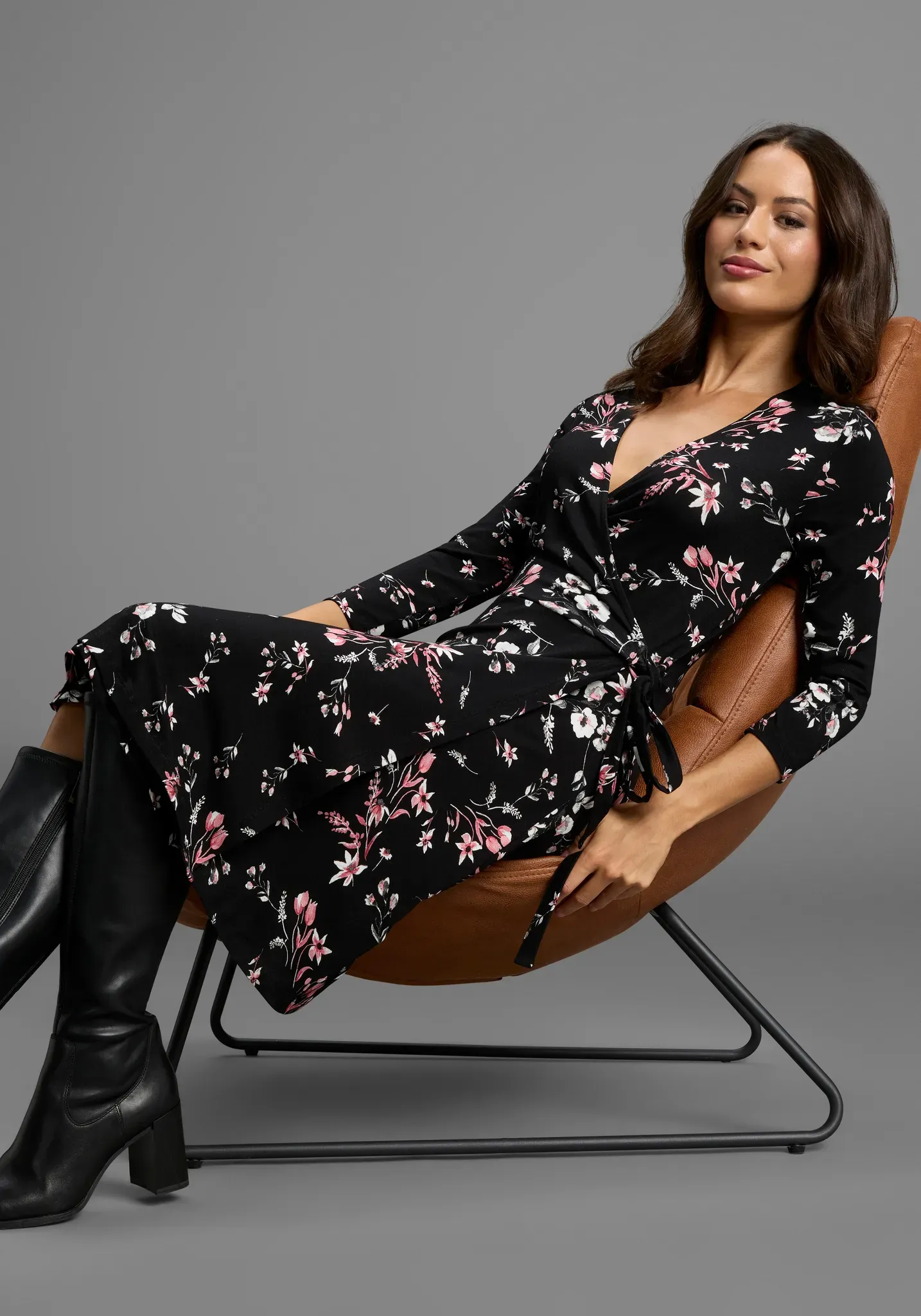 Sommerkleid LAURA SCOTT, Damen, Gr. 38, N-Gr, bunt (schwarz, rosa, geblümt), Single Jersey, Obermaterial: 95% Viskose, 5% Elasthan, geblümt, figurbetont mini, V-Ausschnitt, Kleider Sommerkleid, femininer Stil, für warme Tage, mit V-Ausschnitt, mit 3/4-Ärmeln