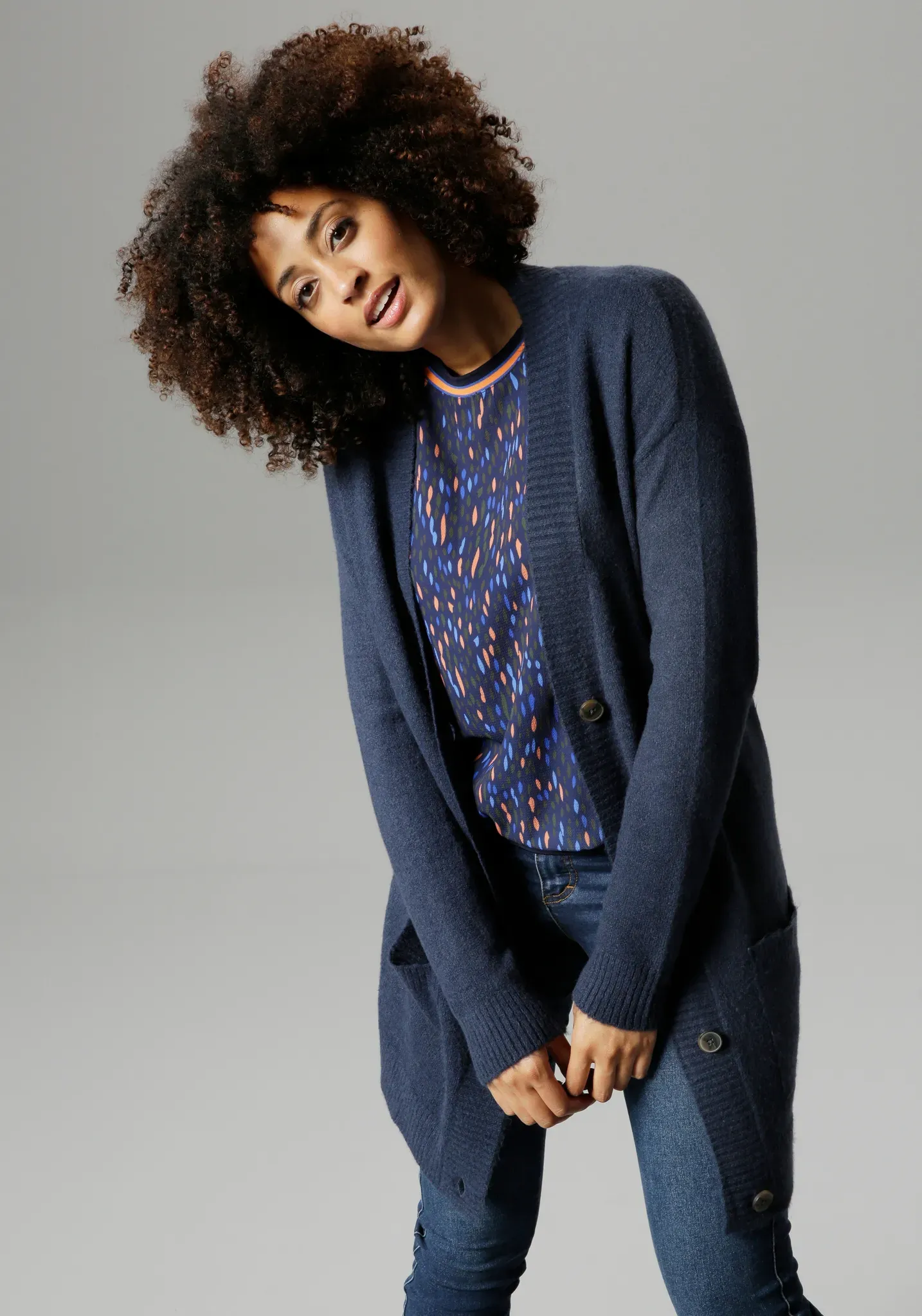 Longstrickjacke ANISTON SELECTED, Damen, Gr. 46, blau (marine), Strick, Obermaterial: 74% Polyacryl, 23% Nylon, 3% Elasthan, unifarben, Basic, lässig geschnitten ca. Mitte Oberschenkel, tiefer V-Ausschnitt, Rippstrickbündchen, Strickjacken Longstrickjacke, mit aufgesetzen Taschen