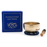 Klangschalen-Center Klangschale in blauer Geschenkbox S mit Lotus-Aufdruck und Zubehör: Traditionell gefertigte Klangschale in Geschenkbox mit Lotussymbol aus Nepal
