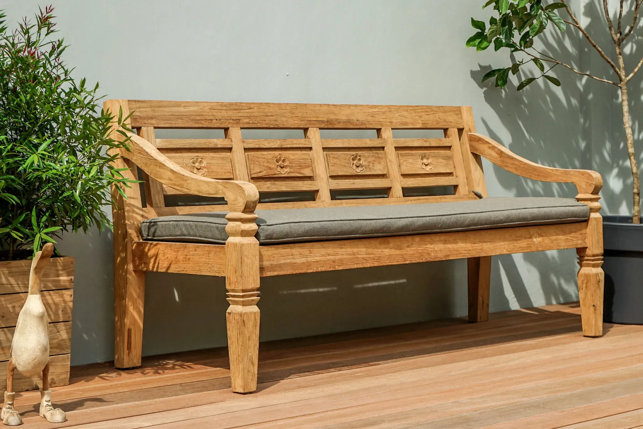 OUTFLEXX Bank, natur, recycled FSC®-Teak, 180x70x85cm, aufwändig gestaltet, mit Armlehnen