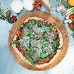 Boska Tagliere Pizza Amici L / Tagliere di Legno di Quercia / Pizza, antipasti e altri cibi / Pratico fossato di raccolta / Marrone / ⌀ 34 cm