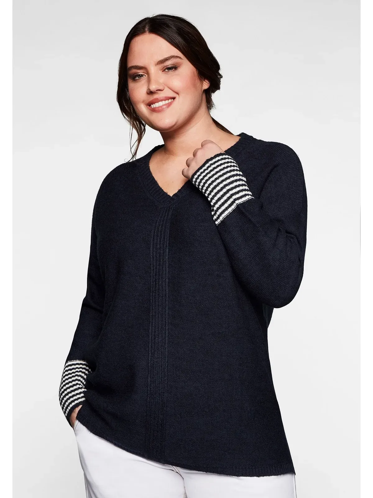 V-Ausschnitt-Pullover SHEEGO "Große Größen" Gr. 52/54, blau (nachtblau) Damen Pullover mit geringeltem Ärmelbündchen