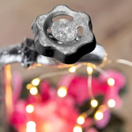 Spetebo LED Solar Deko Wasserhahn mit Blumentopf - 60 x 17 cm - Garten Beleuchtung mit 30 LED in warm weiß