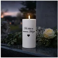 Deluxe Homeart LED-Kerze LED Grabkerze mit Schriftzug Grablicht Trauerkerze Friedhofkerze 15cm (1-tlg) weiß