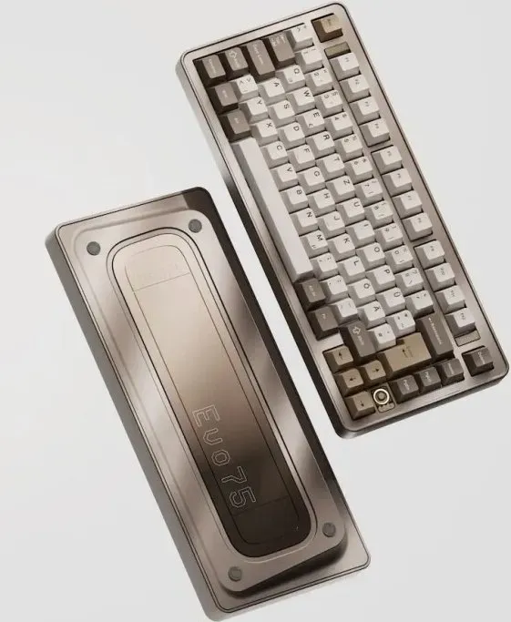 Ticktype EVO75 Custom Mechanische Tastatur (ISO-DE Layout) – Vollaluminium, Hot-Swappable, Leaf Spring Mount, VIA-kompatibel, Schnelldemontage, Creamy Rye Switches, 8000mAh, RGB - Anodized Sand Gold