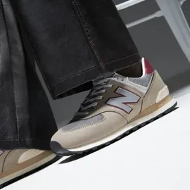 New Balance 574 Damen Arid Stone/Monarch Burgundy 41,5