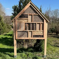 Großes Insektenhotel mit Schieferdach