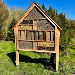 Rustikales Insektenhotel mit Schieferdach