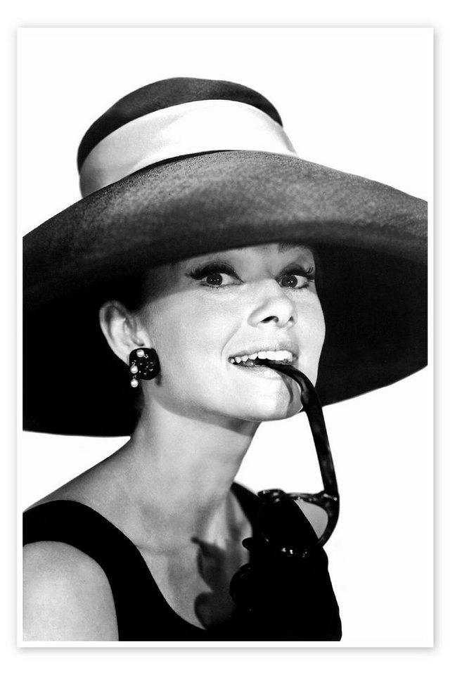 Posterlounge Poster Celebrity Collection, Audrey Hepburn im Sommeroutfit, Wohnzimmer Fotografie schwarz 100 cm x 150 cm