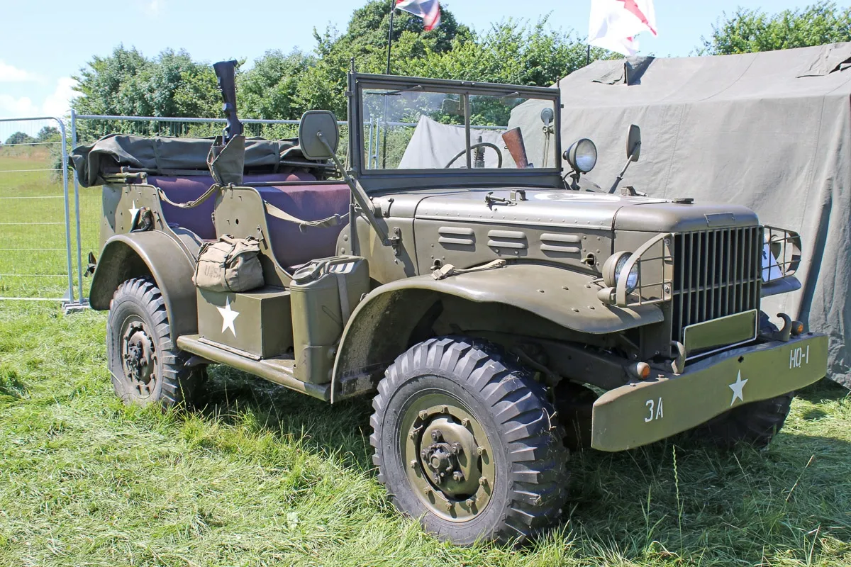 PAPERMOON Fototapete "Vintage Militär Jeep" Tapeten Gr. B/L: 4,50 m x 2,80 m, Bahnen: 9 St., bunt Fototapeten