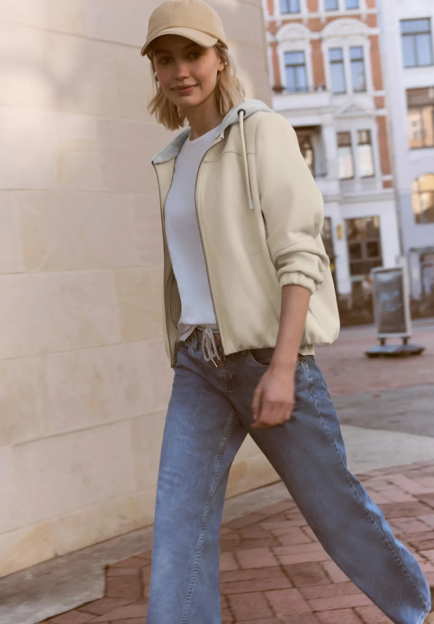 Bomberjacke STREET ONE STUDIO, Damen, Gr. 44, powder beige, Stoff, Obermaterial: 62% Polyester, 34% Viskose, 4% Elasthan. Futter: 100% Polyester. Kapuze: 62% Polyester, 34% Viskose, 4% Elasthan, unifarben mit Farbeinsatz, normal normal, ohne Ausschnitt, Bündchen, Jacken Bomberjacke, mit Kapuze