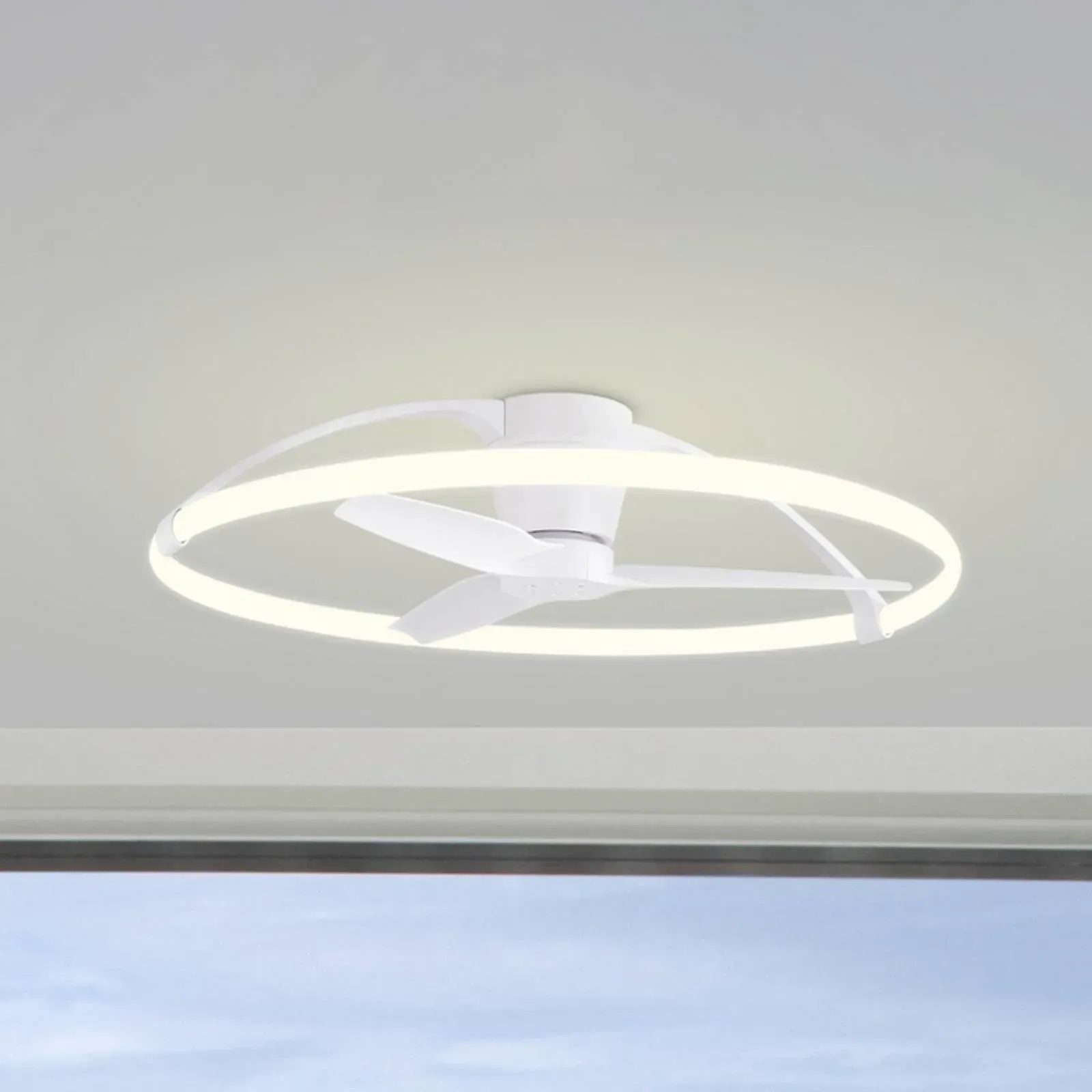Mantra Iluminación Smart LED-Deckenventilator Nepal, weiß, DC, leise dimmbar, weiß / opal, für Wohn- / Esszimmer, Metall, Modern - 104 cm - 104 cm - 26 cm
